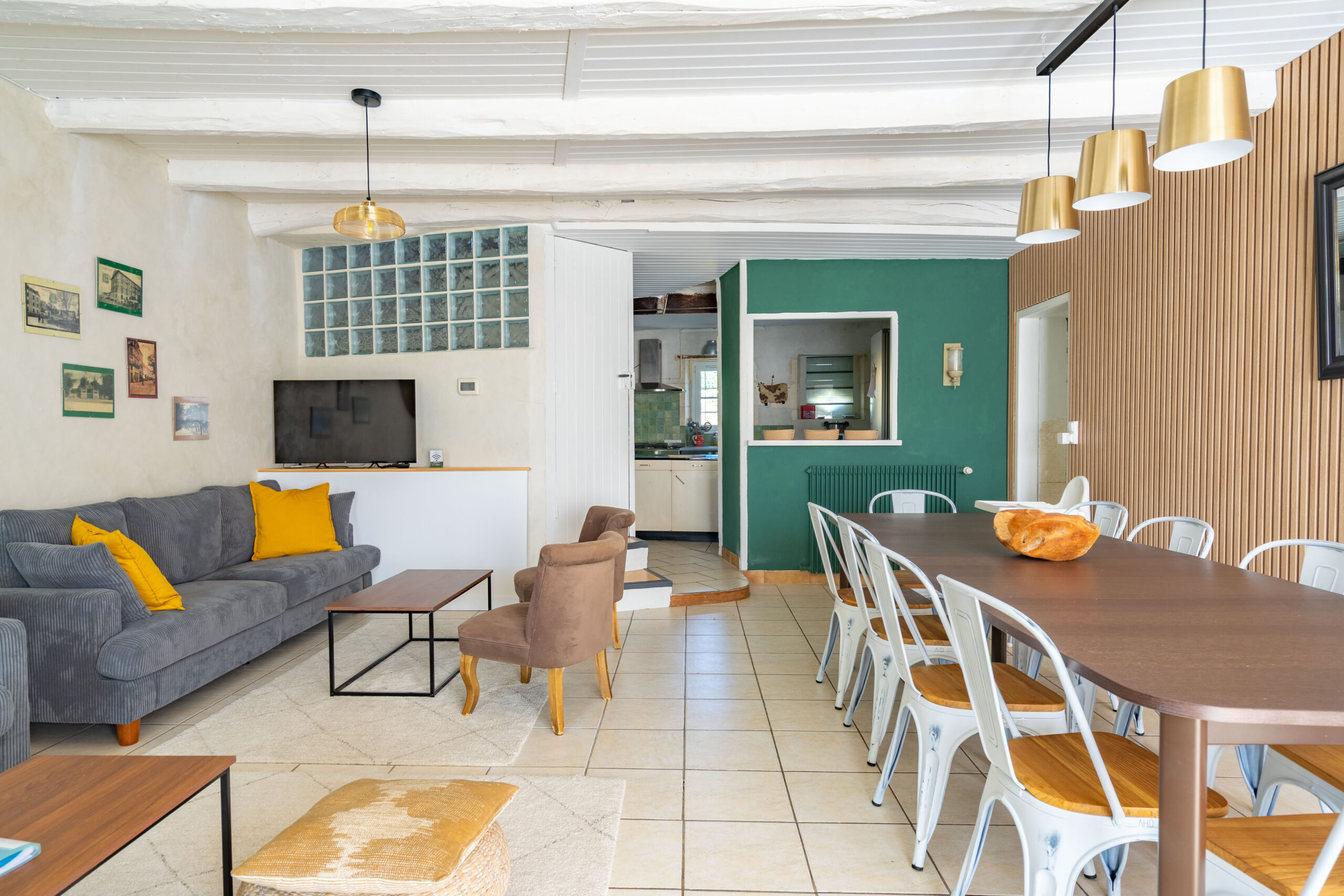 salle a manger du gite gite le cottage gites du logis nouvelle aquitaine charente maritime maison de vacances jardin parc arboré gites logis gite saint romain de benet royan saintes saujon bord de mer piscine aire de jeux pour enfants adultes