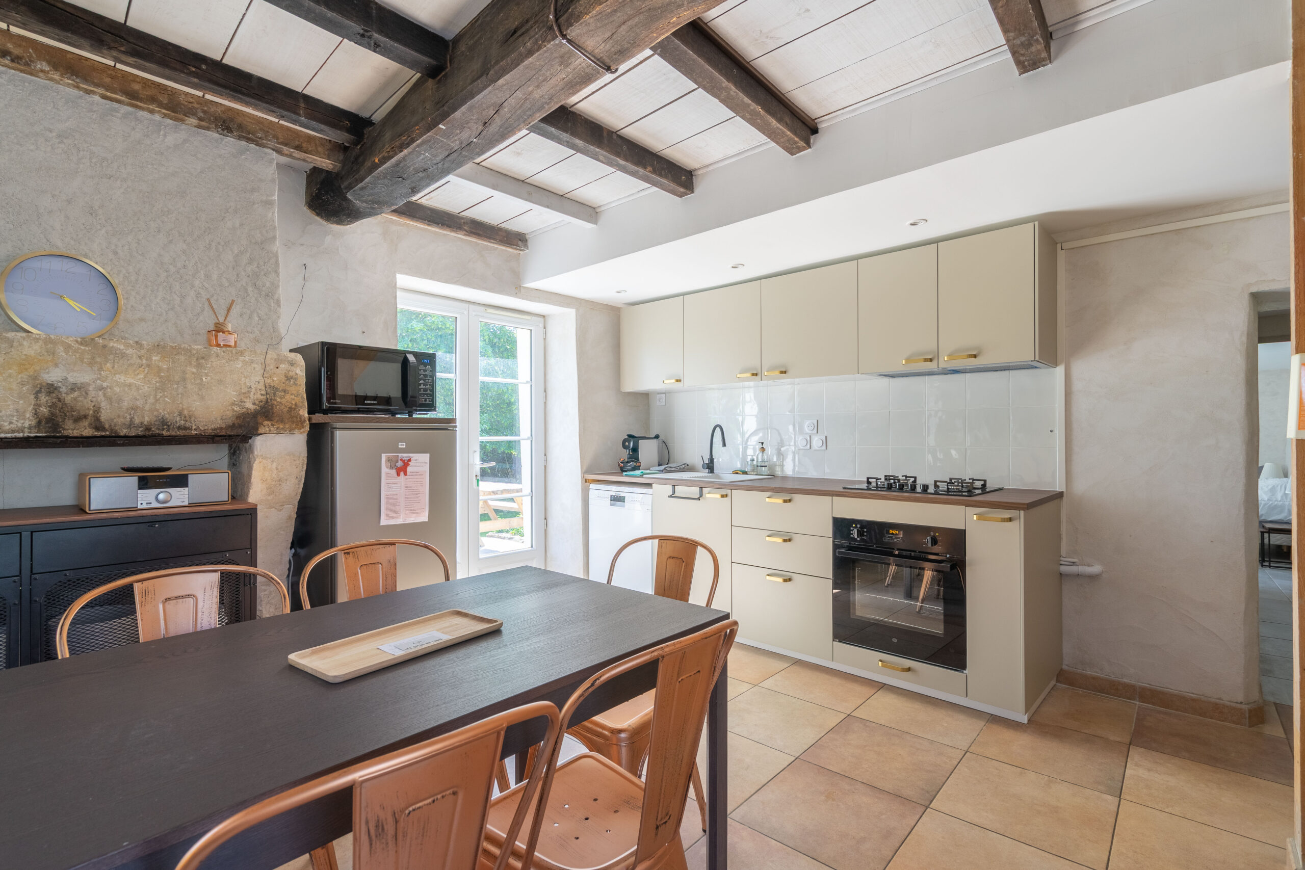 le chai cuisine gites du logis nouvelle aquitaine charente maritime maison de vacances jardin parc arboré gites logis gite saint romain de benet royan saintes saujon bord de mer piscine aire de jeux pour enfants adultes