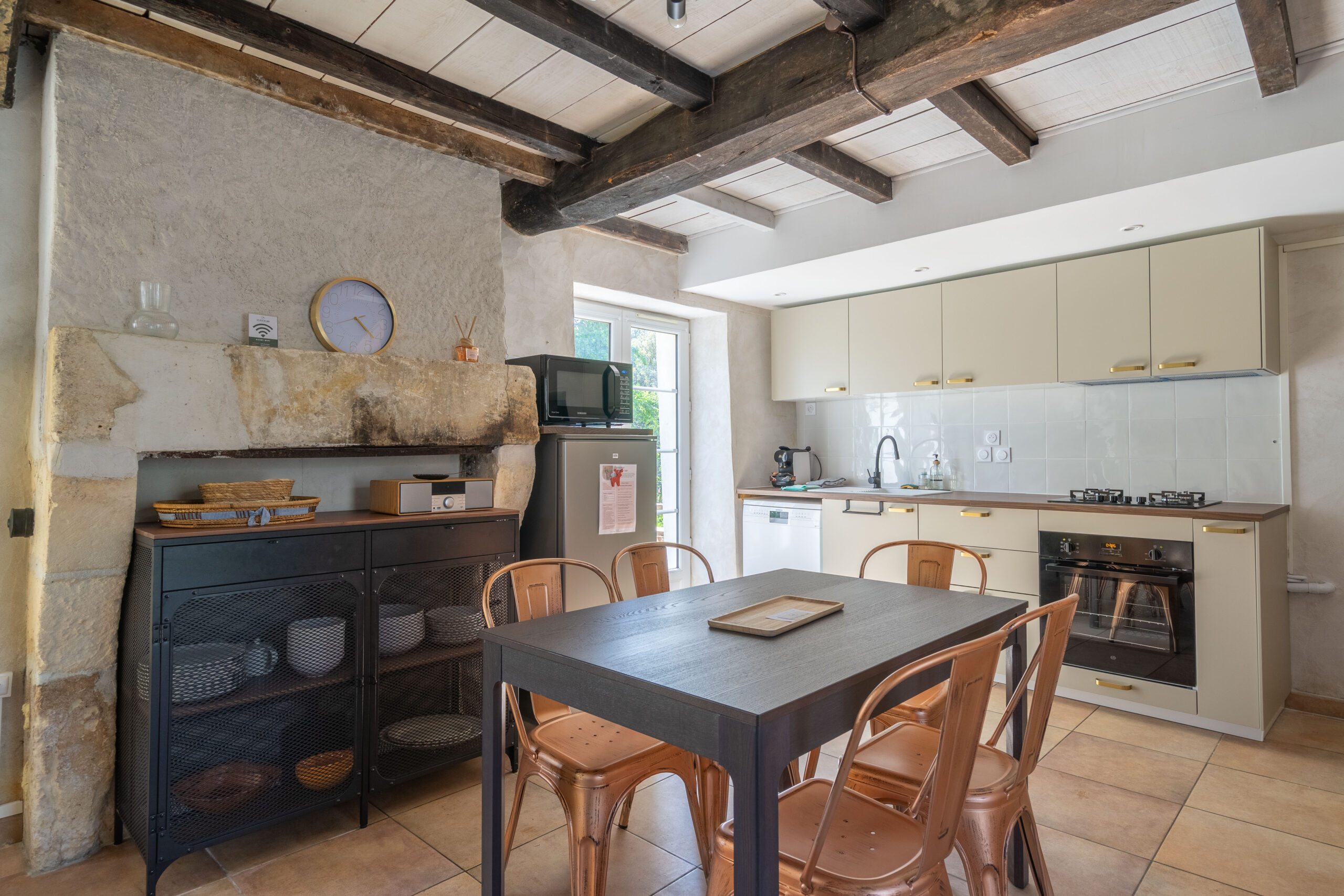 le chai salle a manger gites du logis nouvelle aquitaine charente maritime maison de vacances jardin parc arboré gites logis gite saint romain de benet royan saintes saujon bord de mer piscine aire de jeux pour enfants adultes