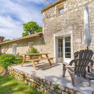 le chai terrasse gites du logis nouvelle aquitaine charente maritime maison de vacances jardin parc arboré gites logis gite saint romain de benet royan saintes saujon bord de mer piscine aire de jeux pour enfants adultes
