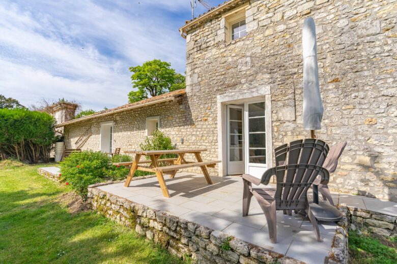 le chai terrasse gites du logis nouvelle aquitaine charente maritime maison de vacances jardin parc arboré gites logis gite saint romain de benet royan saintes saujon bord de mer piscine aire de jeux pour enfants adultes