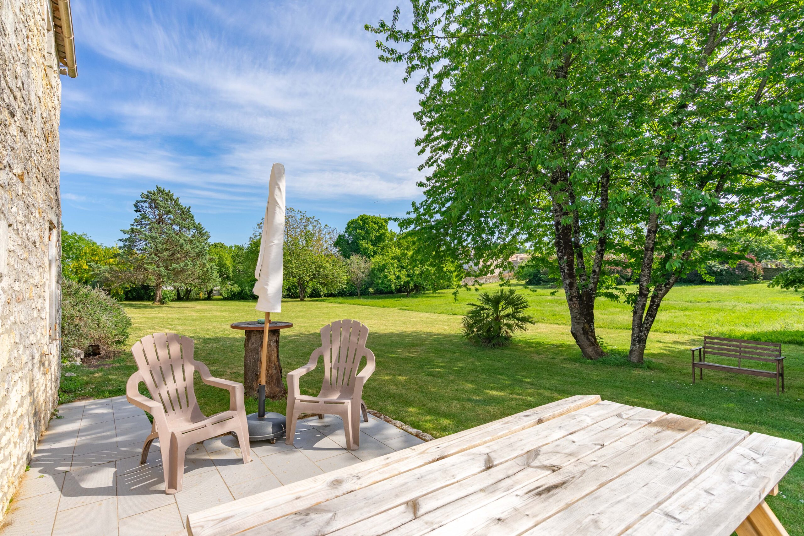 le chai jardin terrasse gites du logis nouvelle aquitaine charente maritime maison de vacances jardin parc arboré gites logis gite saint romain de benet royan saintes saujon bord de mer piscine aire de jeux pour enfants adultes