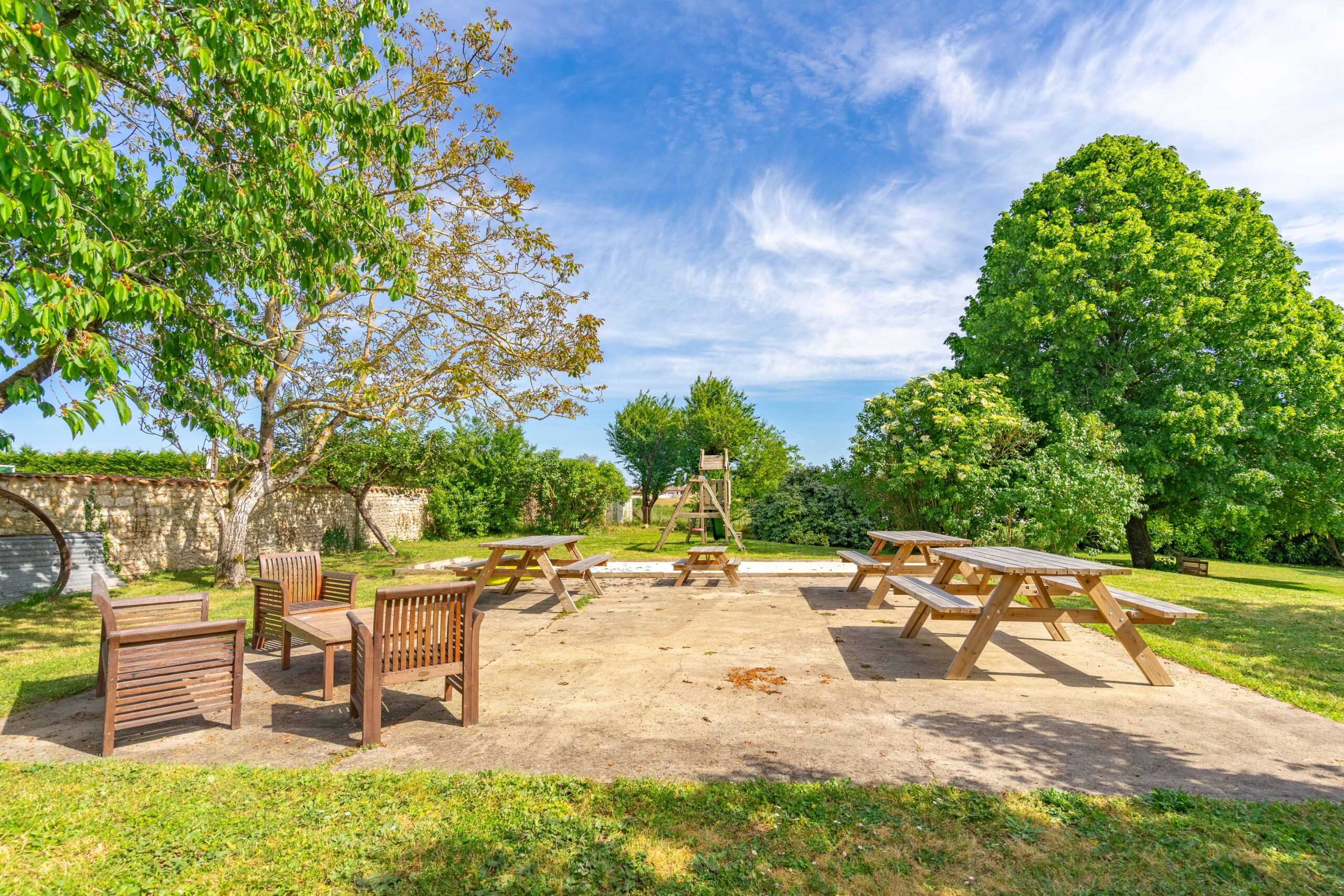 gites du logis terrasse jardin gites du logis nouvelle aquitaine charente maritime maison de vacances jardin parc arboré gites logis gite saint romain de benet royan saintes saujon bord de mer piscine aire de jeux pour enfants adultes