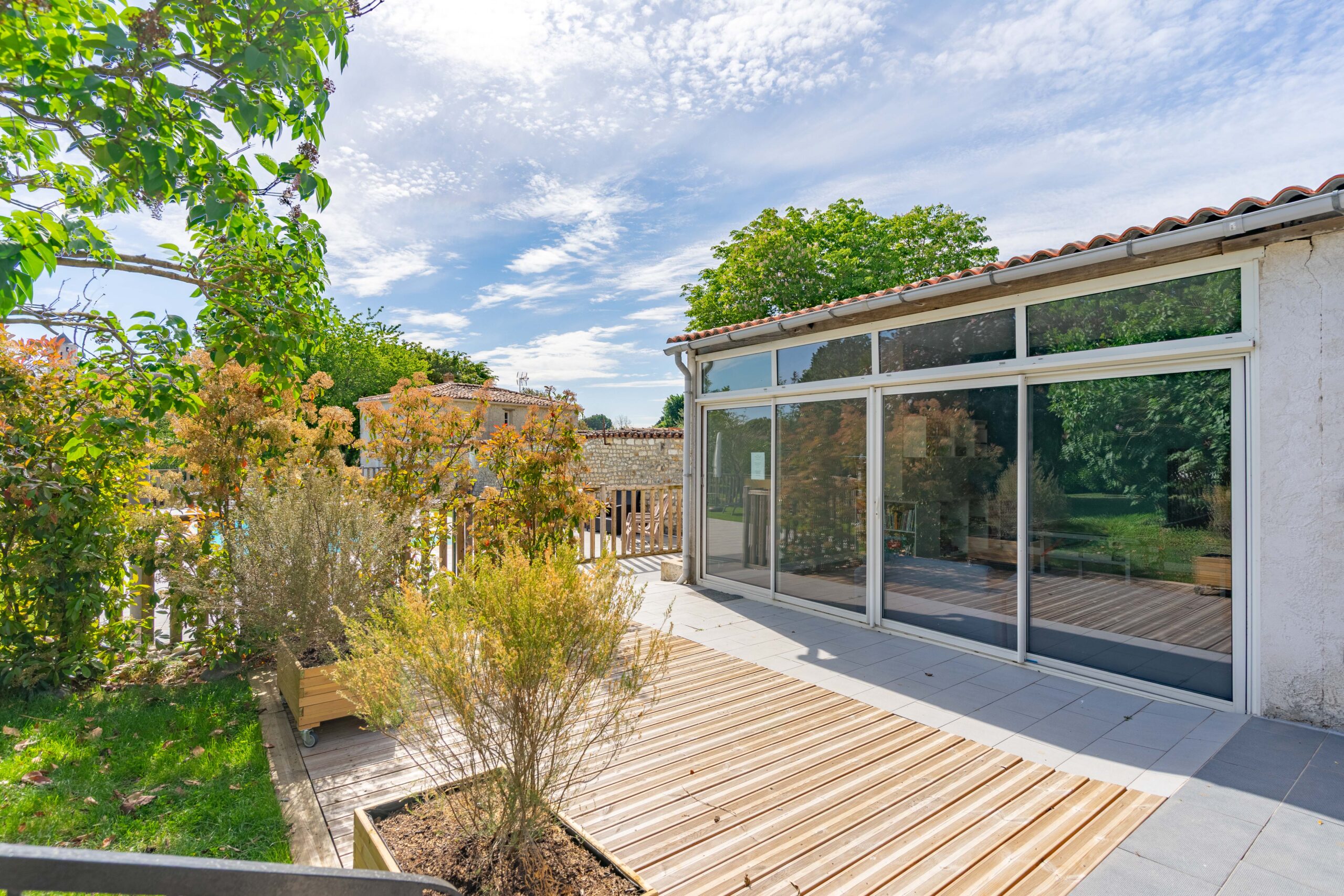 gites du logis salle de jeux terrasse ping pong babyfoot terrasse jardin gites du logis nouvelle aquitaine charente maritime maison de vacances jardin parc arboré gites logis gite saint romain de benet royan saintes saujon bord de mer piscine aire de jeux pour enfants adultes