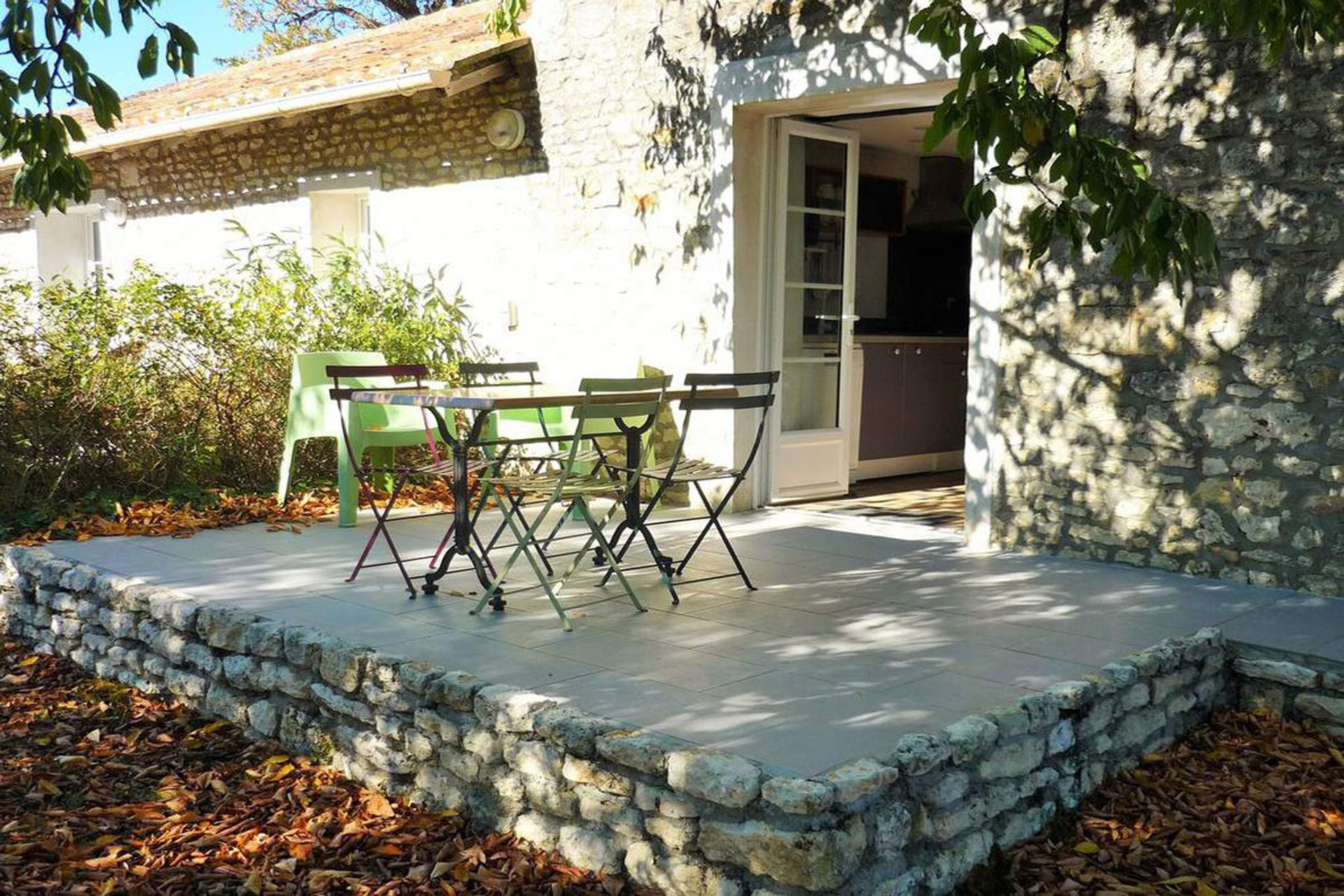 gite-le-chai-terrasse-extérieure-les-gites-du-logis-saint-romain-de-benet-royan-saintes-saujon-cure-thermale-vacances-charente-maritime