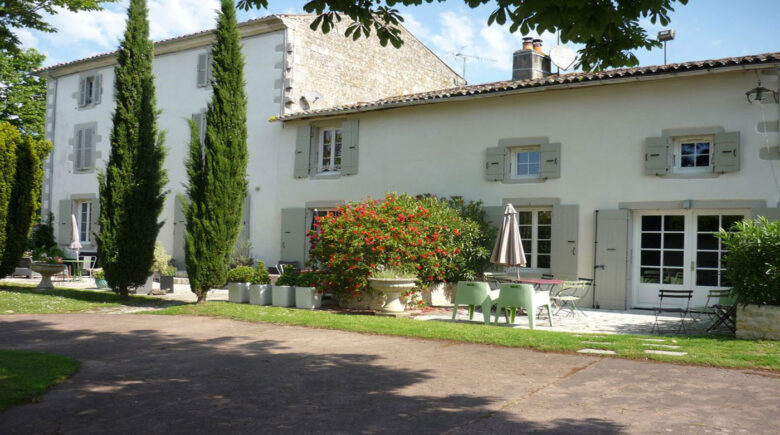 facade-gite-les-gites-du-logis-saint-romain-de-benet-saintes-royan-saujon-charente-maritime