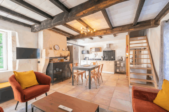 gite le chai salon séjour cuisine gites du logis nouvelle aquitaine charente maritime maison de vacances jardin parc arboré gites logis gite saint romain de benet royan saintes saujon bord de mer piscine aire de jeux pour enfants adultes