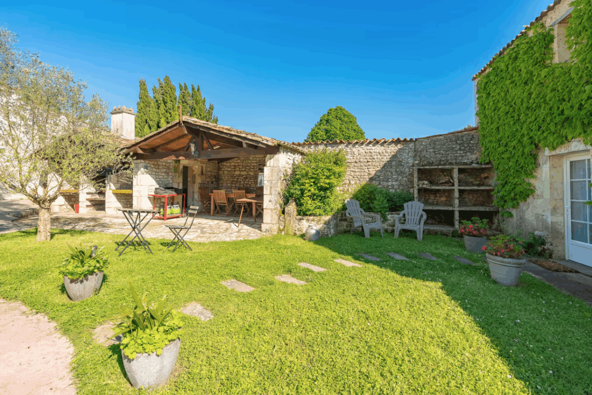 coin barbecue plancha entrée du gite 3 le chai gites du logis nouvelle aquitaine charente maritime maison de vacances jardin parc arboré gites logis gite saint romain de benet royan saintes saujon bord de mer piscine aire de jeux pour enfants adultes