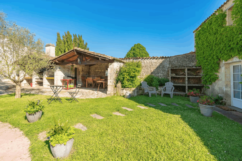coin barbecue plancha entrée du gite 3 le chai gites du logis nouvelle aquitaine charente maritime maison de vacances jardin parc arboré gites logis gite saint romain de benet royan saintes saujon bord de mer piscine aire de jeux pour enfants adultes