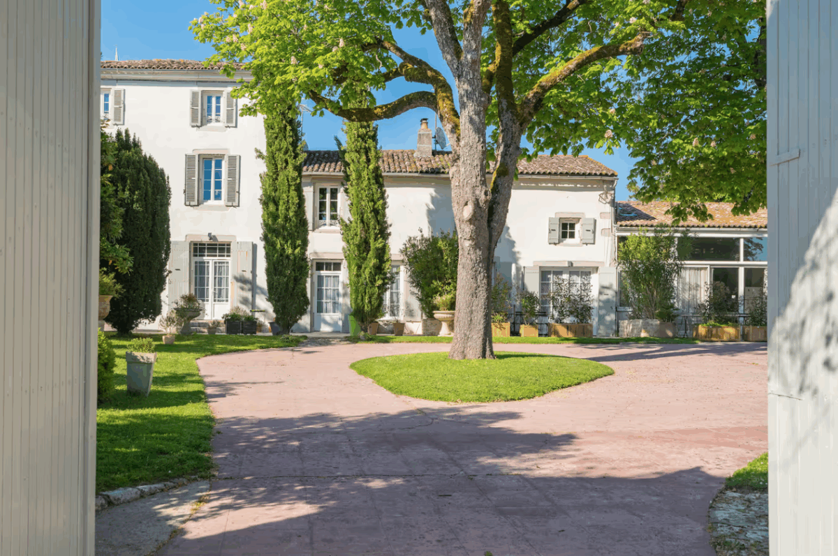 gites du logis cour gites du logis nouvelle aquitaine charente maritime maison de vacances jardin parc arboré gites logis gite saint romain de benet royan saintes saujon bord de mer piscine aire de jeux pour enfants adultes