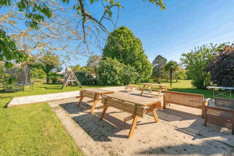 gites du logis espace terrasse gites du logis nouvelle aquitaine charente maritime maison de vacances jardin parc arboré gites logis gite saint romain de benet royan saintes saujon bord de mer piscine aire de jeux pour enfants adultes