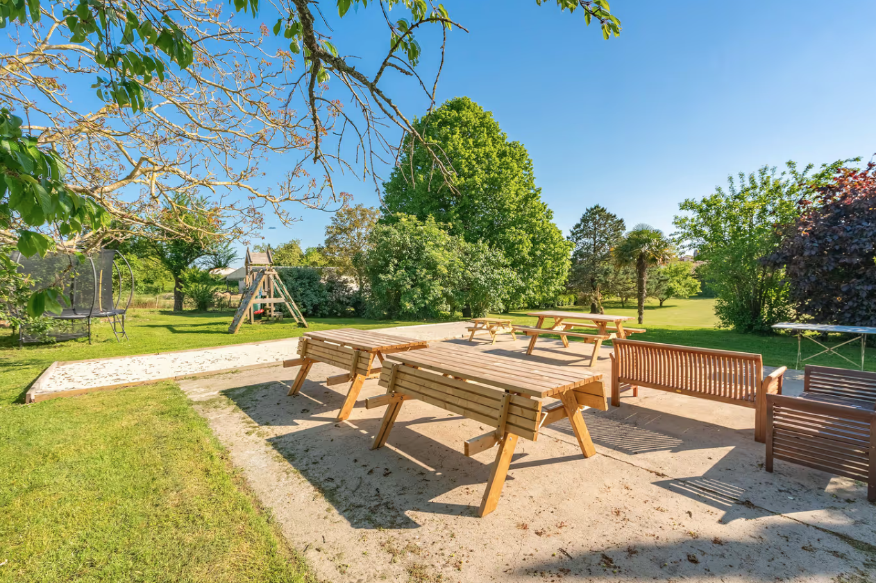 gites du logis espace terrasse gites du logis nouvelle aquitaine charente maritime maison de vacances jardin parc arboré gites logis gite saint romain de benet royan saintes saujon bord de mer piscine aire de jeux pour enfants adultes