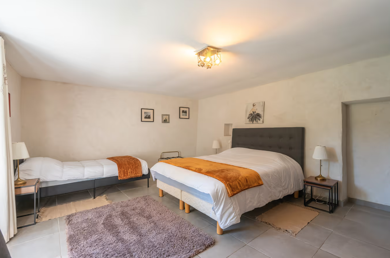 le chai chambre du bas 2 gites du logis nouvelle aquitaine charente maritime maison de vacances jardin parc arboré gites logis gite saint romain de benet royan saintes saujon bord de mer piscine aire de jeux pour enfants adultes