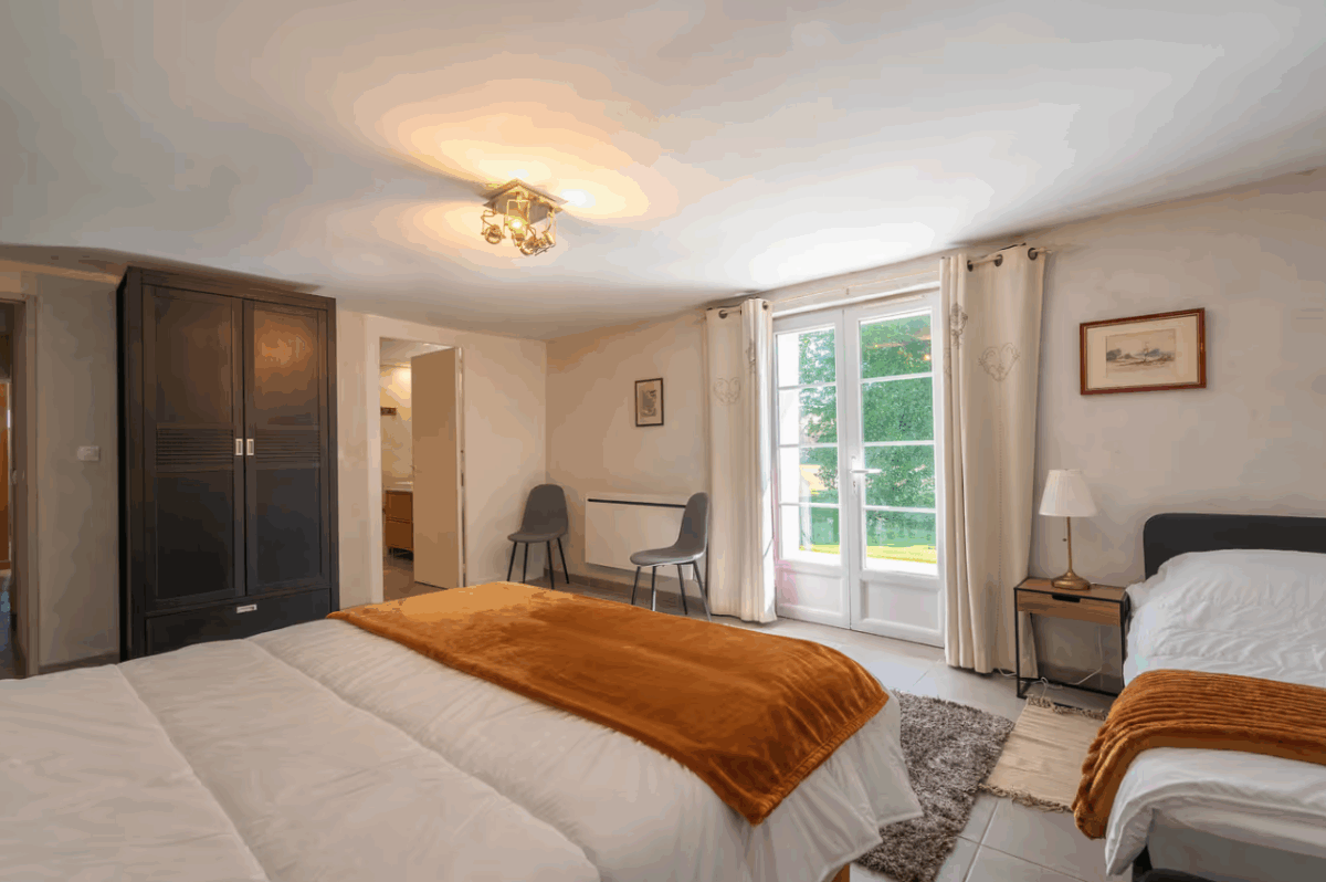 le chai chambre bas gites du logis nouvelle aquitaine charente maritime maison de vacances jardin parc arboré gites logis gite saint romain de benet royan saintes saujon bord de mer piscine aire de jeux pour enfants adultes