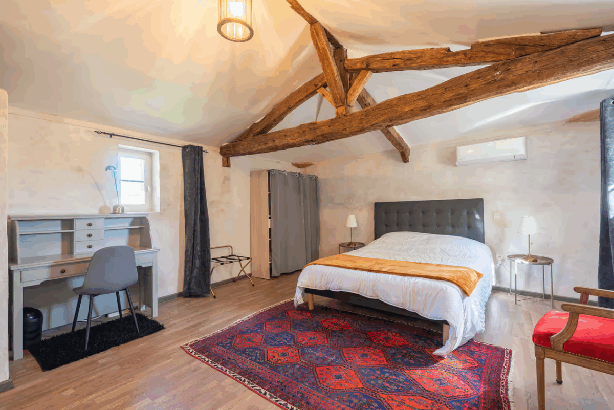 le chai chambre étage gites du logis nouvelle aquitaine charente maritime maison de vacances jardin parc arboré gites logis gite saint romain de benet royan saintes saujon bord de mer piscine aire de jeux pour enfants adultes