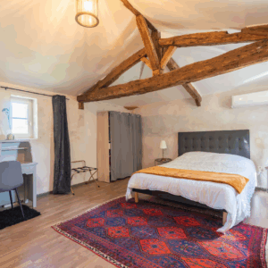 le chai chambre étage gites du logis nouvelle aquitaine charente maritime maison de vacances jardin parc arboré gites logis gite saint romain de benet royan saintes saujon bord de mer piscine aire de jeux pour enfants adultes