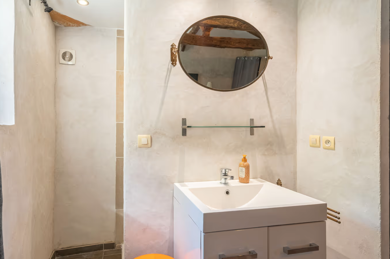 le chai sdb étage gites du logis nouvelle aquitaine charente maritime maison de vacances jardin parc arboré gites logis gite saint romain de benet royan saintes saujon bord de mer piscine aire de jeux pour enfants adultes