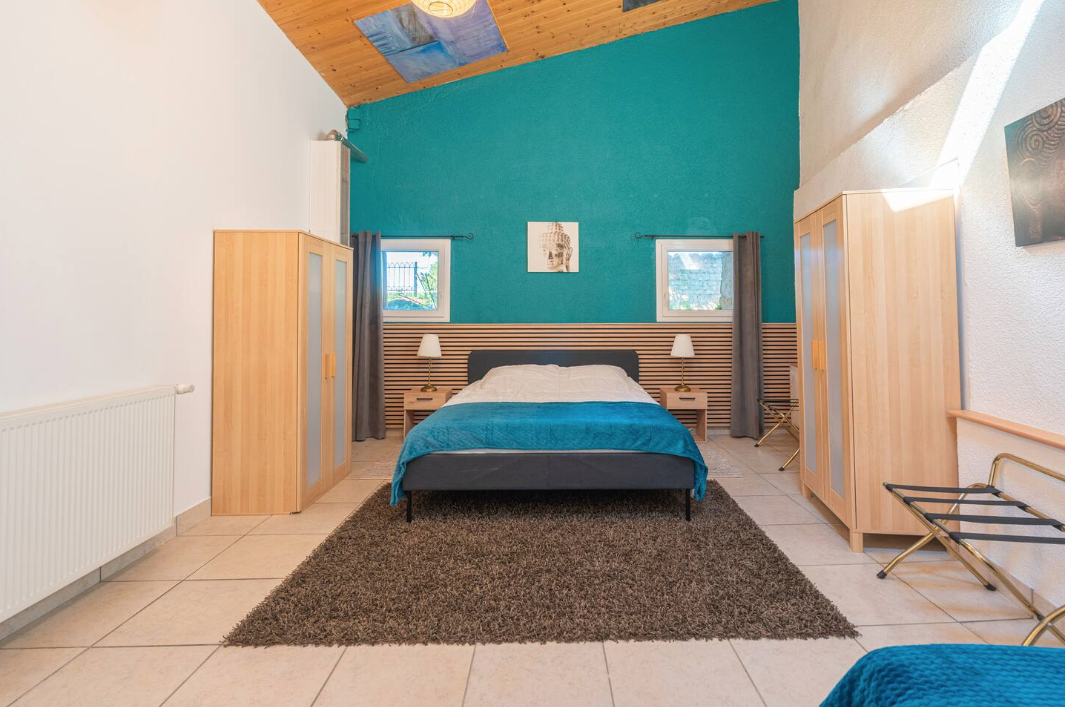 le sunhouse chambre parentale gites du logis nouvelle aquitaine charente maritime maison de vacances jardin parc arboré gites logis gite saint romain de benet royan saintes saujon bord de mer piscine aire de jeux pour enfants adultes