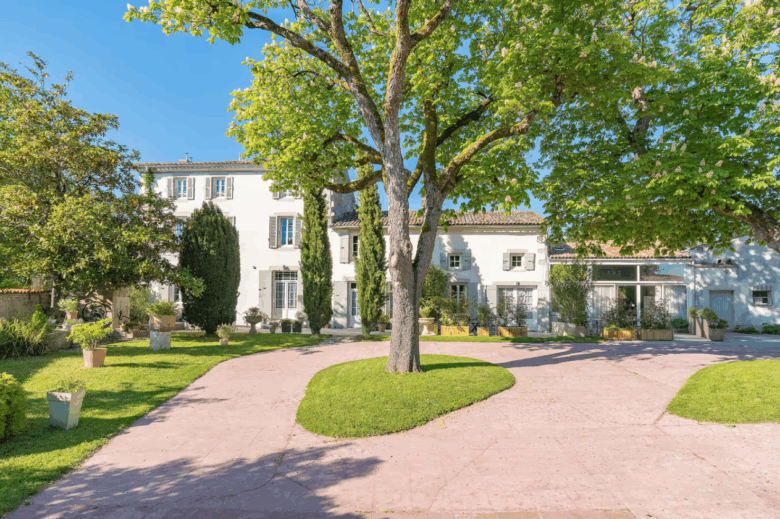 les gites du logis extérieur gites du logis nouvelle aquitaine charente maritime maison de vacances jardin parc arboré gites logis gite saint romain de benet royan saintes saujon bord de mer piscine aire de jeux pour enfants adultes