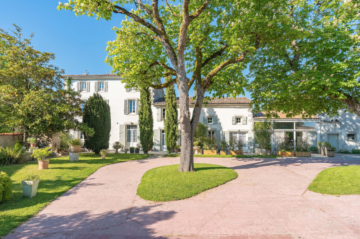 les gites du logis extérieur gites du logis nouvelle aquitaine charente maritime maison de vacances jardin parc arboré gites logis gite saint romain de benet royan saintes saujon bord de mer piscine aire de jeux pour enfants adultes
