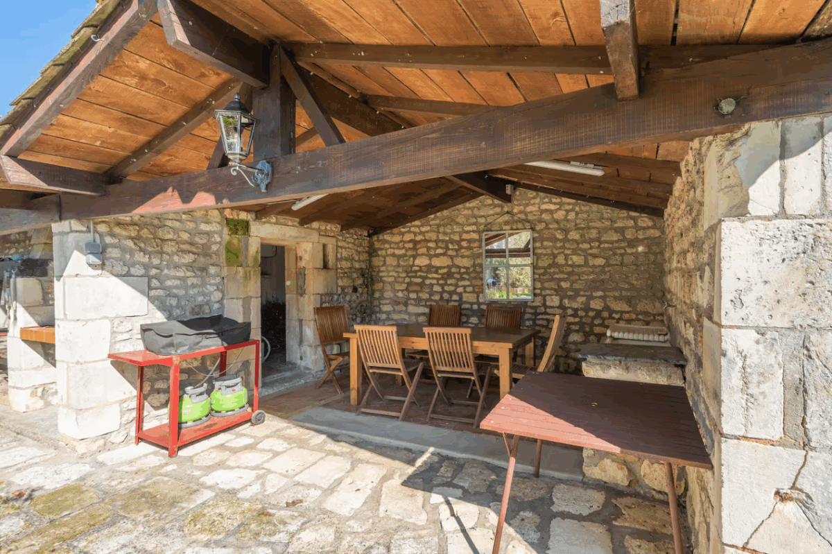 salle a manger extérieure gites du logis nouvelle aquitaine charente maritime maison de vacances jardin parc arboré gites logis gite saint romain de benet royan saintes saujon bord de mer piscine aire de jeux pour enfants adultes