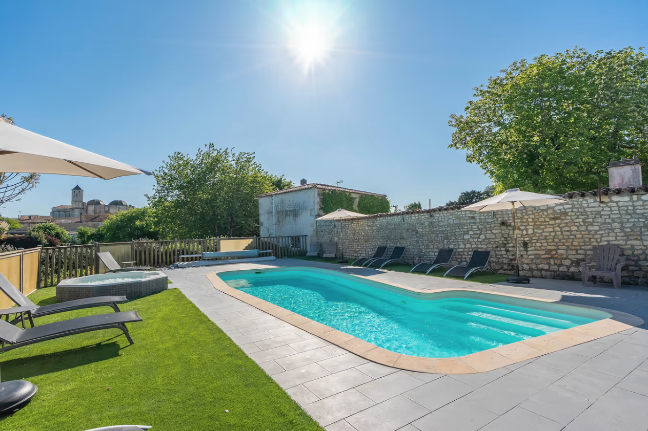 gites du logis espace piscine transat nouvelle aquitaine charente maritime maison de vacances jardin parc arboré gites logis saujon saint romain de benet royan saintes bord de mer piscine aire de jeux enfants