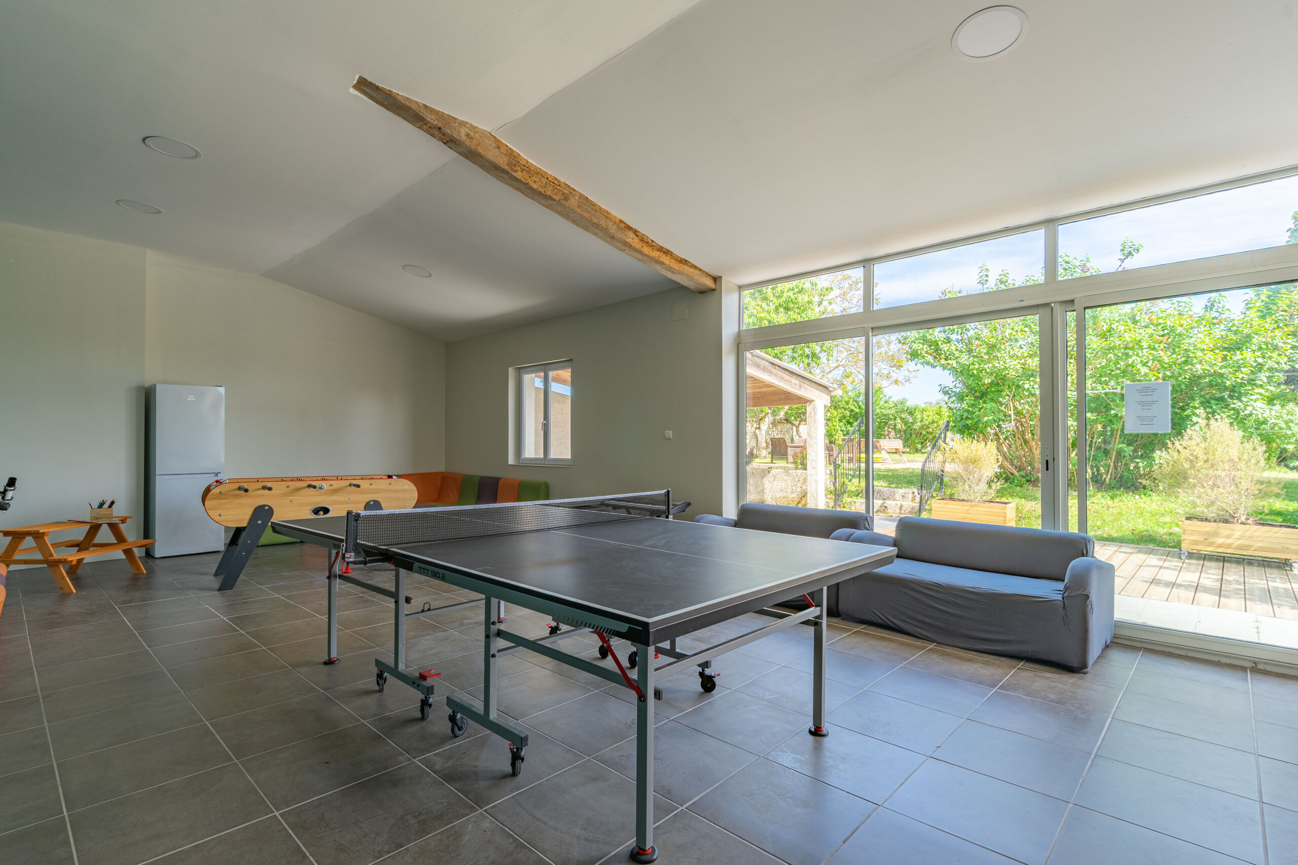 gites du logis salle de jeux ping pong babyfoot terrasse jardin gites du logis nouvelle aquitaine charente maritime maison de vacances jardin parc arboré gites logis gite saint romain de benet royan saintes saujon bord de mer piscine aire de jeux pour enfants adultes