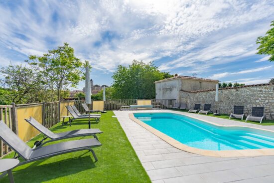 les gites du logis extérieur gites du logis nouvelle aquitaine charente maritime maison de vacances jardin parc arboré gites logis gite saint romain de benet royan saintes saujon bord de mer piscine aire de jeux pour enfants adultes