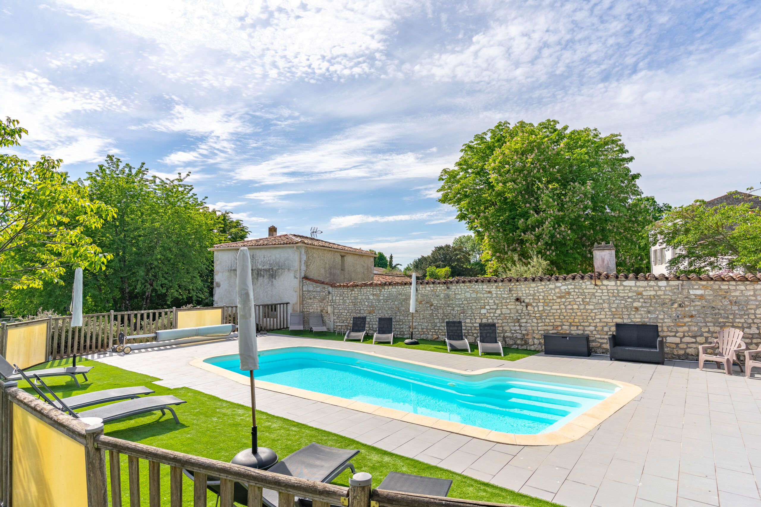 les gites du logis extérieur gites du logis nouvelle aquitaine charente maritime maison de vacances jardin parc arboré gites logis gite saint romain de benet royan saintes saujon bord de mer piscine aire de jeux pour enfants adultes